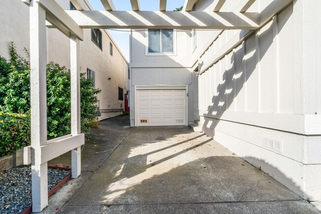 Building Photo - Spacious 3-Bedroom Daly City Home – Prime ...