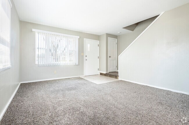 2 habitaciones, 1 baño - 1000 pies cuadrados - Sala de estar - Eagle Point Townhomes