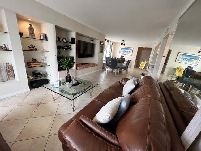 Building Photo - 6061 Collins Ave