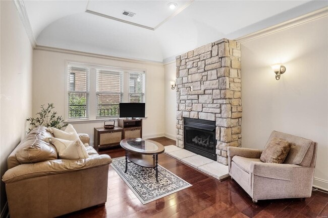 Building Photo - 715 Westwood Dr