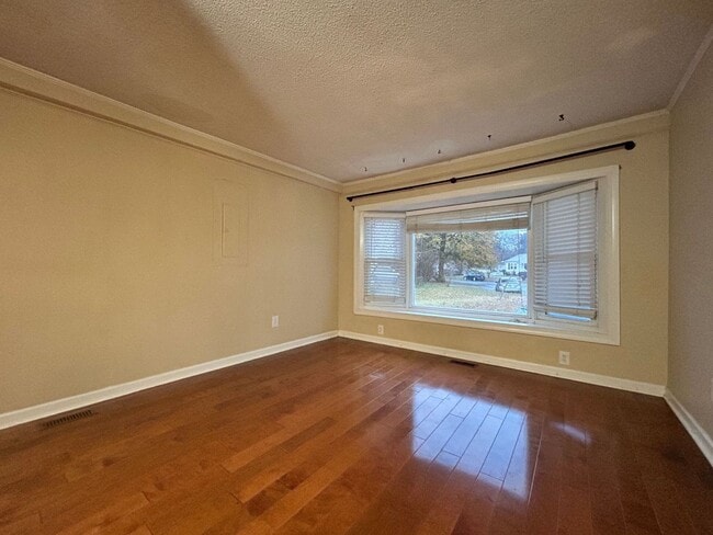 Building Photo - Welcome to this charming home in the desirable cul-de-sac of Hampton, VA. "ASK ABOUT OUR ZERO DEP...