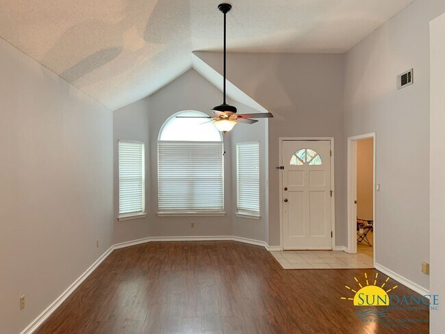 Foto del edificio - Beautiful Two Bedroom with Converted Garage in FWB!