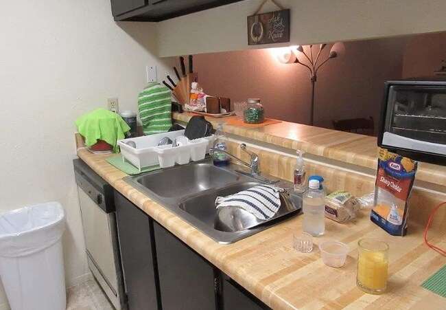 Foto del edificio - 2200 E Trinity Mls Rd