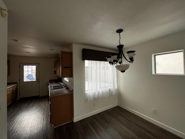 Building Photo - 2409 Stonebridge Dr