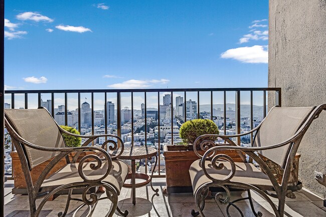 Photo - 999 Green St Apartment