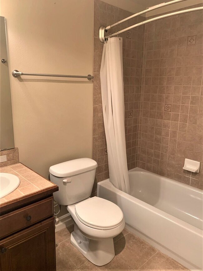 Foto del edificio - Lovely, Spacious 3 bed/2.5 bath townhome i...