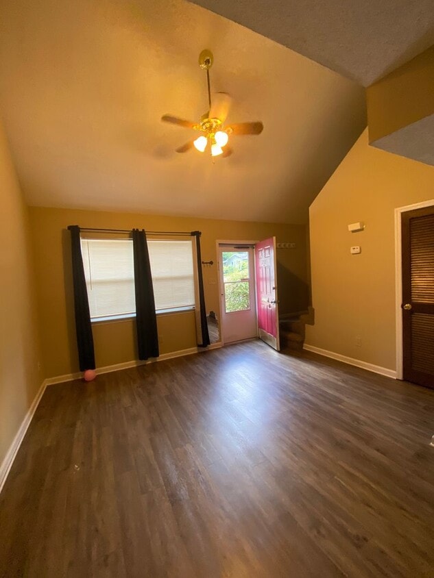 Foto principal - 2 Bedroom 2 Bath Townhouse