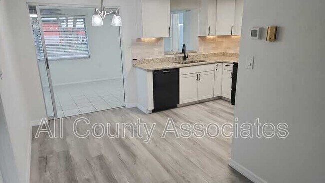 Foto del edificio - 7331 Parrot Dr