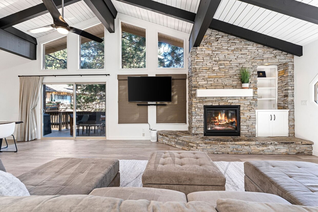 Primary Photo - Beautifully Remodeled 3 bed, 3 baths 2 Car...