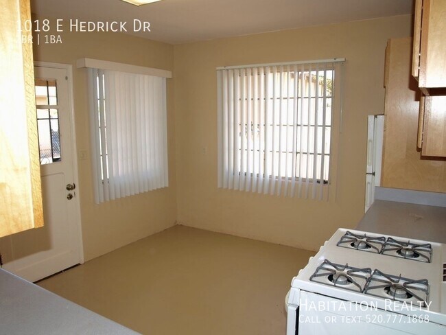 Building Photo - Hedrick Acres 2BR w/central AC, 2 miles fr...