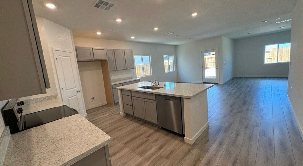 Foto del edificio - BRAND NEW (Solar) 4/2 w/Massive Backyard Roseville!  *Please read entire ad for viewings!!