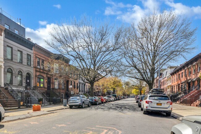 Building Photo - Superb Spacious and Sunlit 1 Bedroom Condo