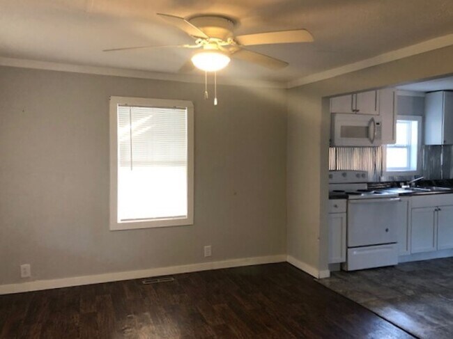 Foto del edificio - Huge Yard!  Cute and Clean 2 Bedroom Avail...