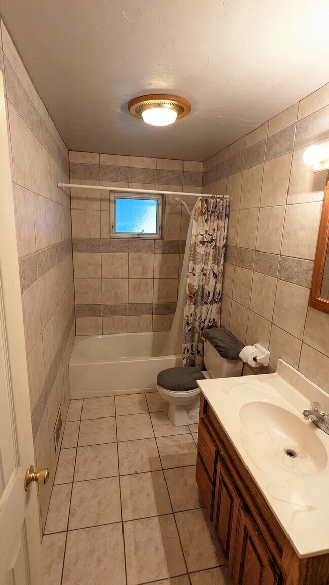 Building Photo - 626 White Oak Dr