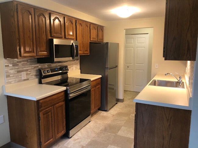 Galley kitchen - 64 Watertree Dr