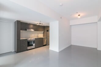 Building Photo - 4350 Av. de l'Hôtel-de-Ville