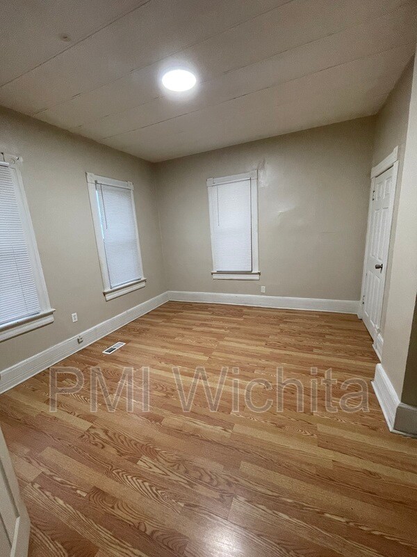 214 W 1st St Unit Apt 2, Newton, KS 67114 Condo for Rent in Newton