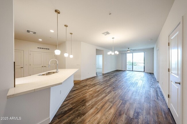 Building Photo - 2511 W Queen Creek Rd
