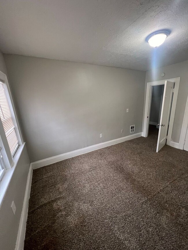 Building Photo - Section 8 Accepted: Affordable 3 Bed, 1 Ba...