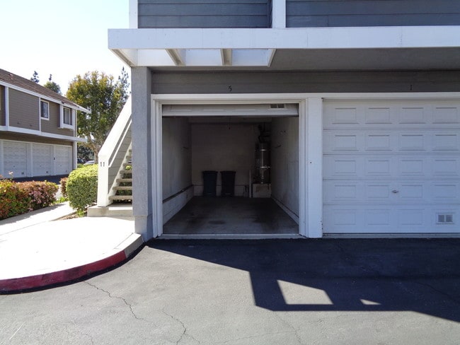 Building Photo - 5 Bridle Ln