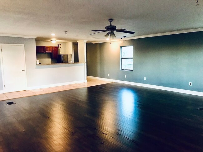 Building Photo - 2135 Mirabeau Ave