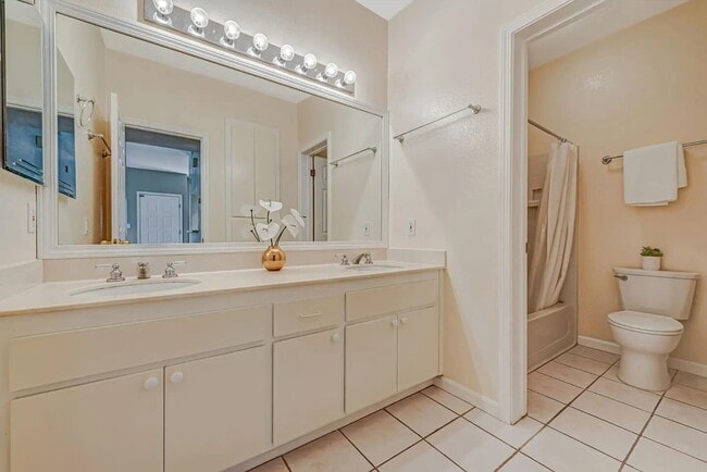 Foto del edificio - charming 1-bedroom, 1-bathroom home located on the ground level overlooking the green belt in Par...