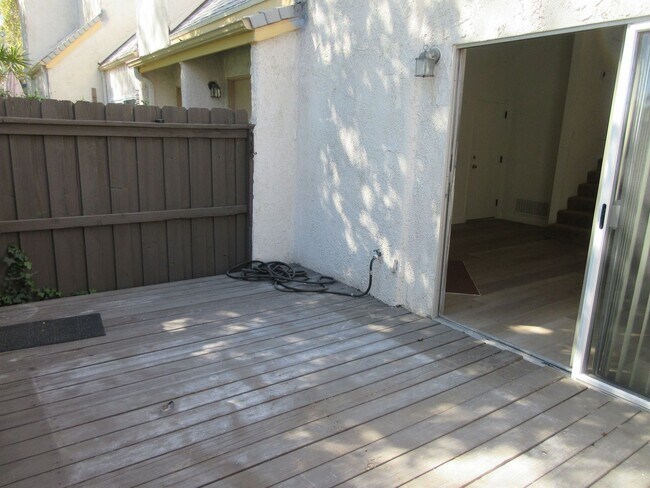 Foto del edificio - Duggan Property Management, Inc presents  *Reduced*  Canoga Park- 3BD 2.5BA