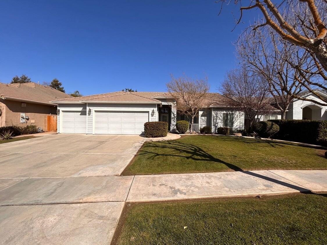 Building Photo - Beautiful home for rent in Visalia!