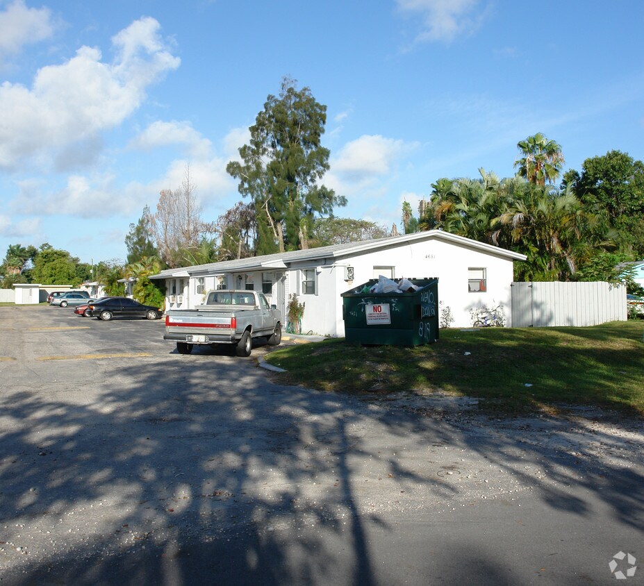 Primary Photo - 4651-4701 SW 32nd Ave