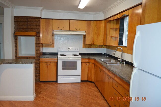 Building Photo - 416 E 3rd St