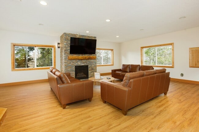 Photo - 390 Matterhorn Dr House