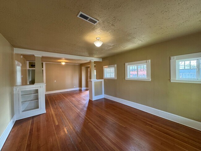 Foto del edificio - 2 Bedroom House in Southeast Eugene: Near UO Campus