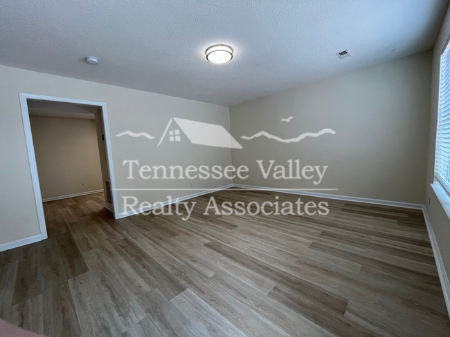 Building Photo - MOVE IN READY! Charming 2 bed, 1.5 bath to...