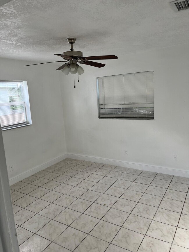 Foto del edificio - 5315 NW 16th Ct