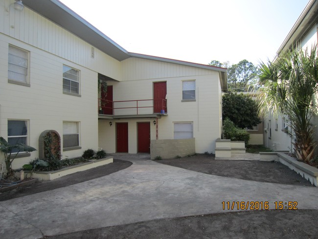 courtyard before landscaping - Baywood Apartments