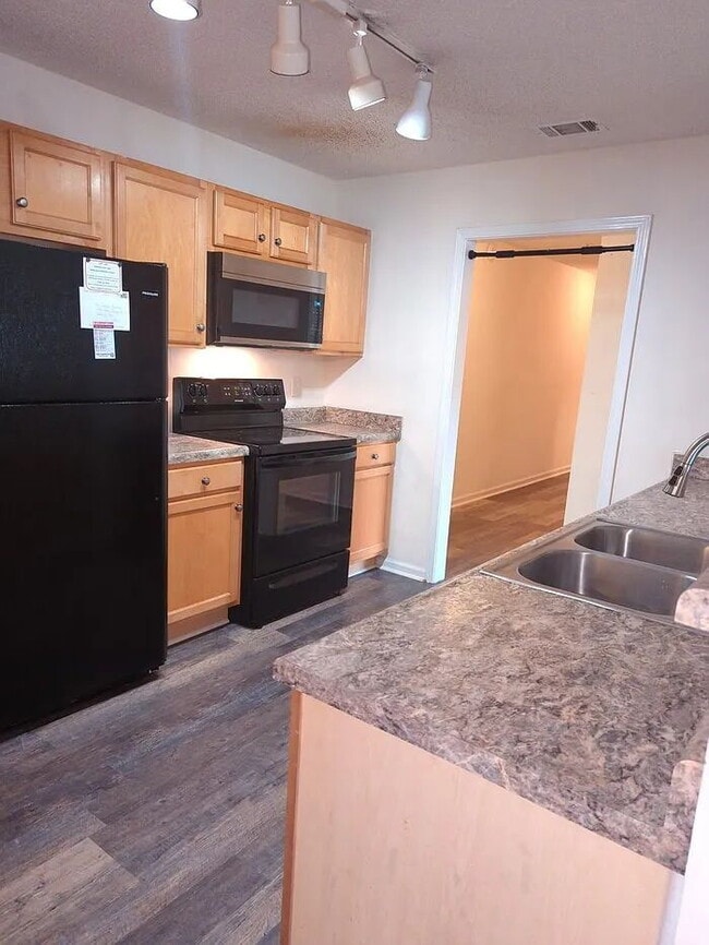 Foto del edificio - Single Room w/ Private Bathroom in Hart's Cove