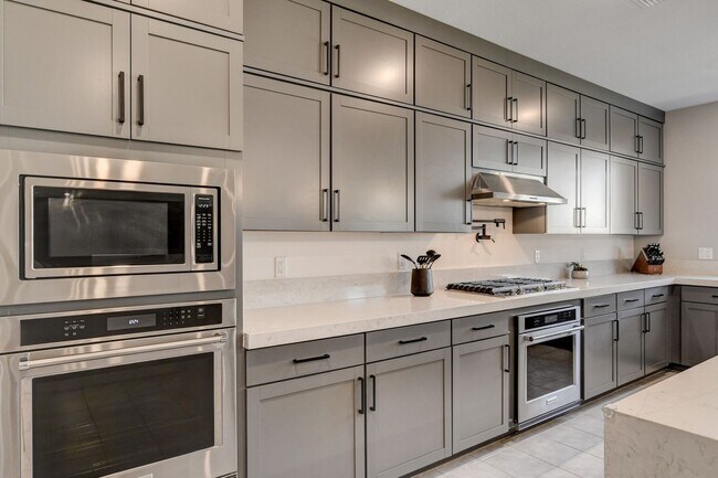 Building Photo - Beautiful 5 Bedroom Las Vegas Home!