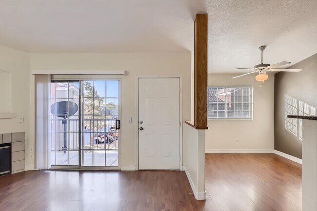 Foto del edificio - 2nd Floor Condo in Gated Northeast Communi...