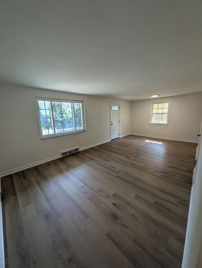 Foto del edificio - Newly Renovated 2Bd/2Bath Home with Bonus Room -- Available NOW!