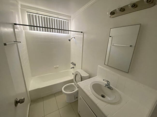 Foto del edificio - 8200 Owensmouth Ave