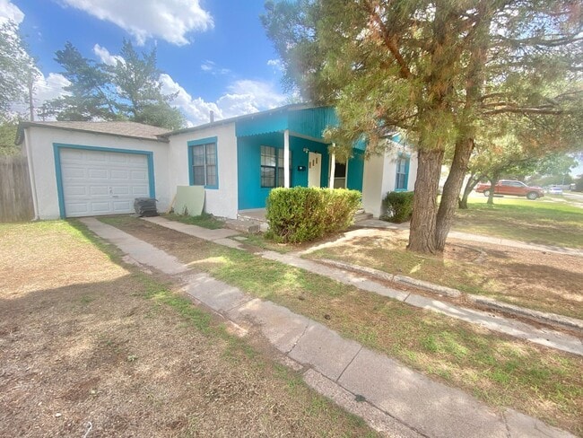 Building Photo - Newly remodeled 2/1/1 near Marsha Sharp and Coronado High School