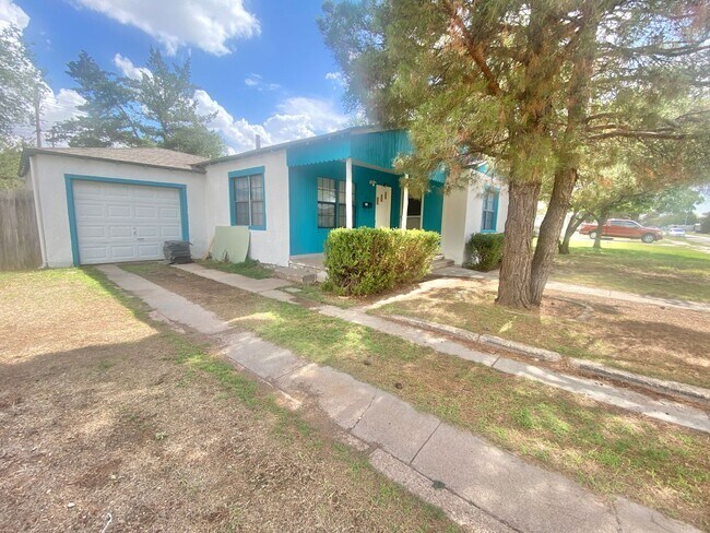 Foto del edificio - Newly remodeled 2/1/1 near Marsha Sharp and Coronado High School