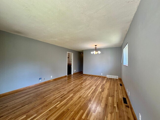 Foto del edificio - 3 Bedroom Home Walking distance to Sloan L...