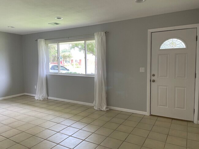 Family Room - 983 Seminole Trl