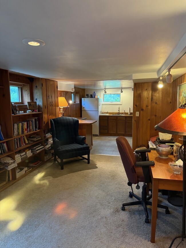 Building Photo - 1905 Mariposa Ave