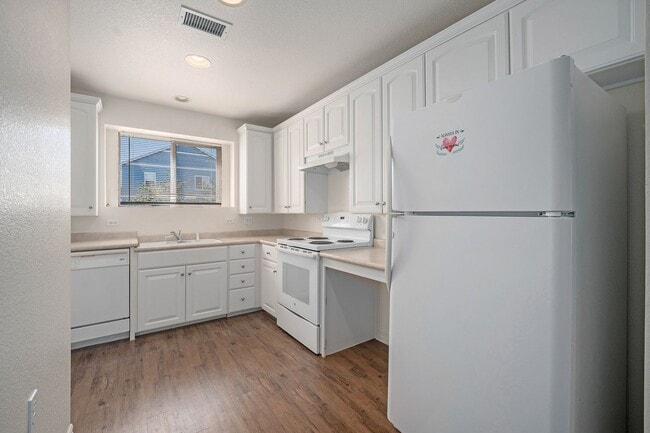 Building Photo - AVAILABLE NOW!  Close to the Airport?? and...