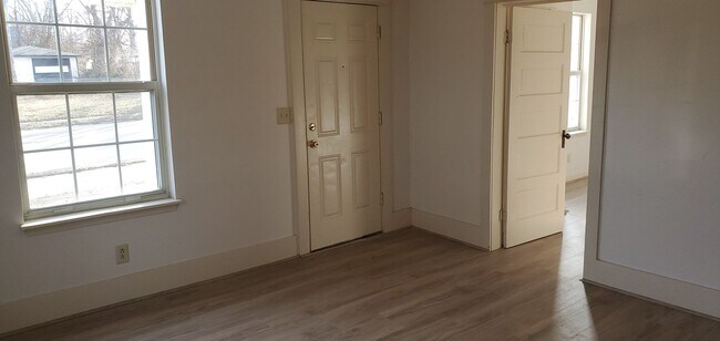 Foto del edificio - 4 bd, 2 ba 2-story house, central west Columbia location, many recent improvements