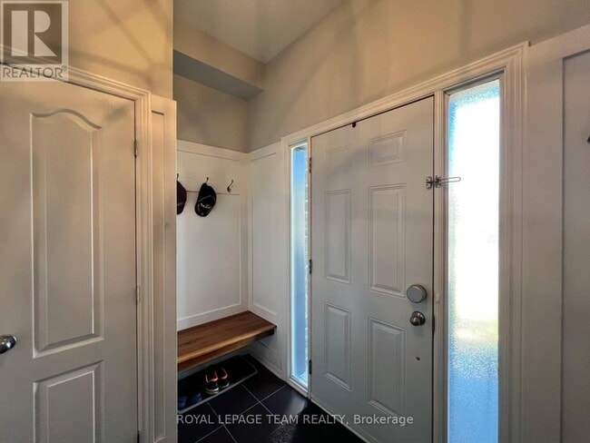 Photo du bâtiment - 1097 Northgraves Crescent