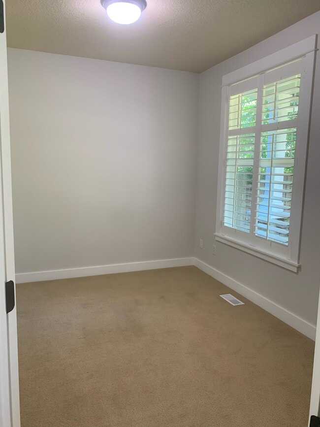 office/bonus room 1st floor - 831 NW Douglas Pl