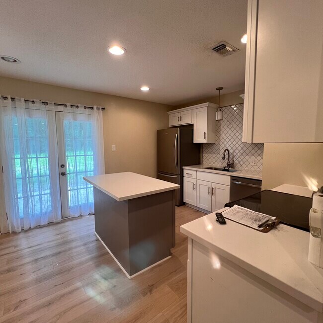 Foto del edificio - 106 Whispering Pines Loop